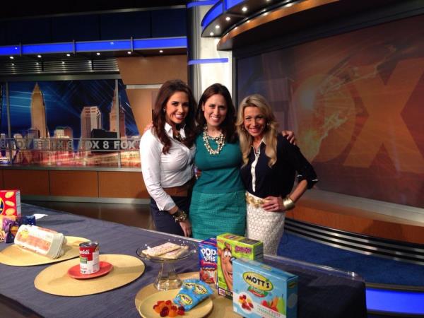 Kristin Kirkpatrick (v sredini) je pogosto gostja ameriških televizijskih oddaj o prehrani. Je tudi svetovalka Dr. Oz, vodi trenutno najbolj razvpit projekt v ZDA  Wellness nutrition, sicer pa je magistrirala prav iz proučevanja prehranskih navad lju ...